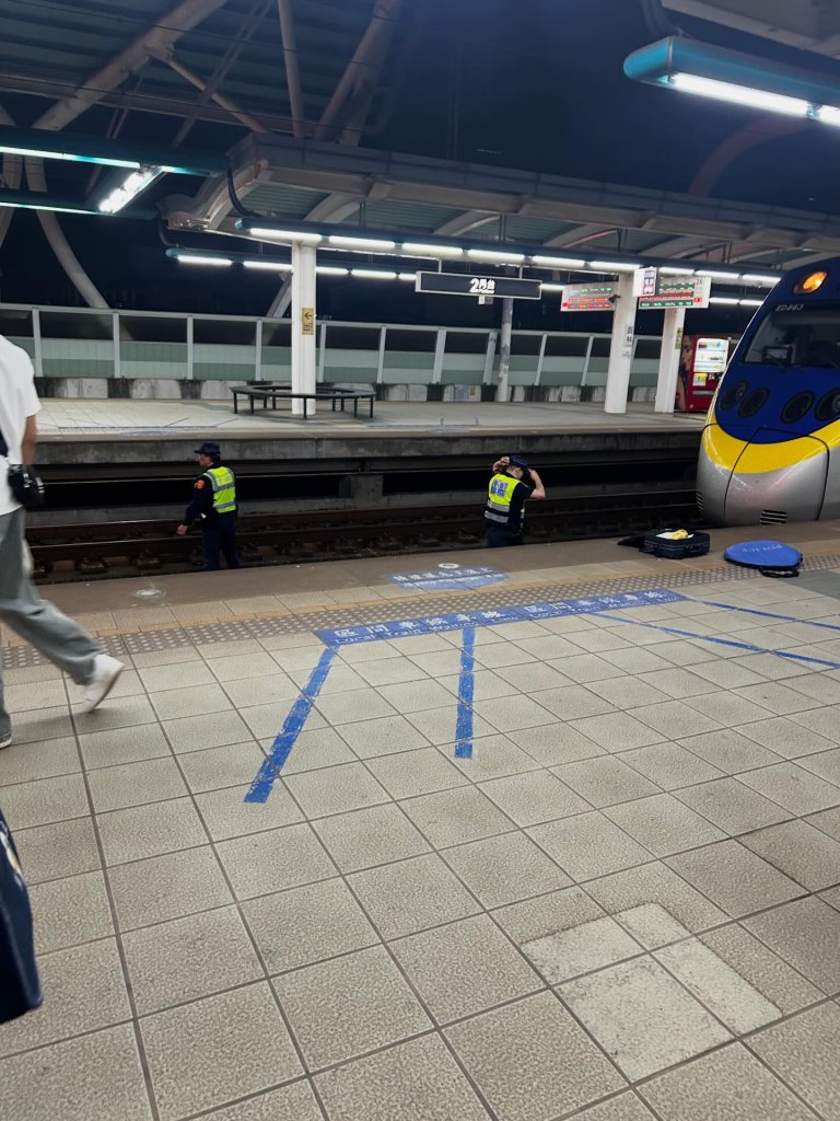 台鐵員林車站女子月台墜落遭列車撞擊！　送醫急救
