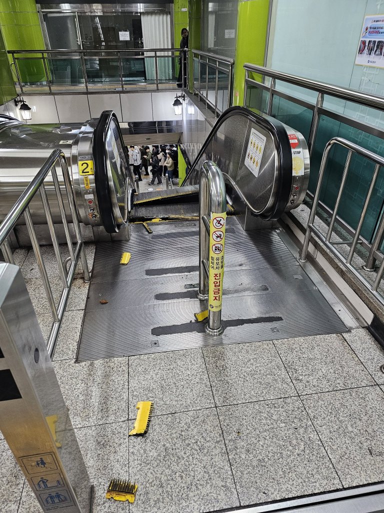 首爾地鐵站驚傳巨響！手扶梯突毀損現場嚇壞乘客　通勤族驚魂未定