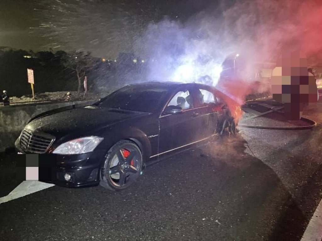 國道深夜火燒車！17年賓士突冒火光　幸無傷亡全線恢復通車