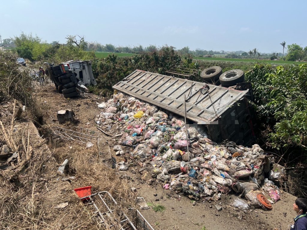 國道1號聯結車爆胎翻車！嘉義路段邊坡翻覆　回堵5公里畫面曝光