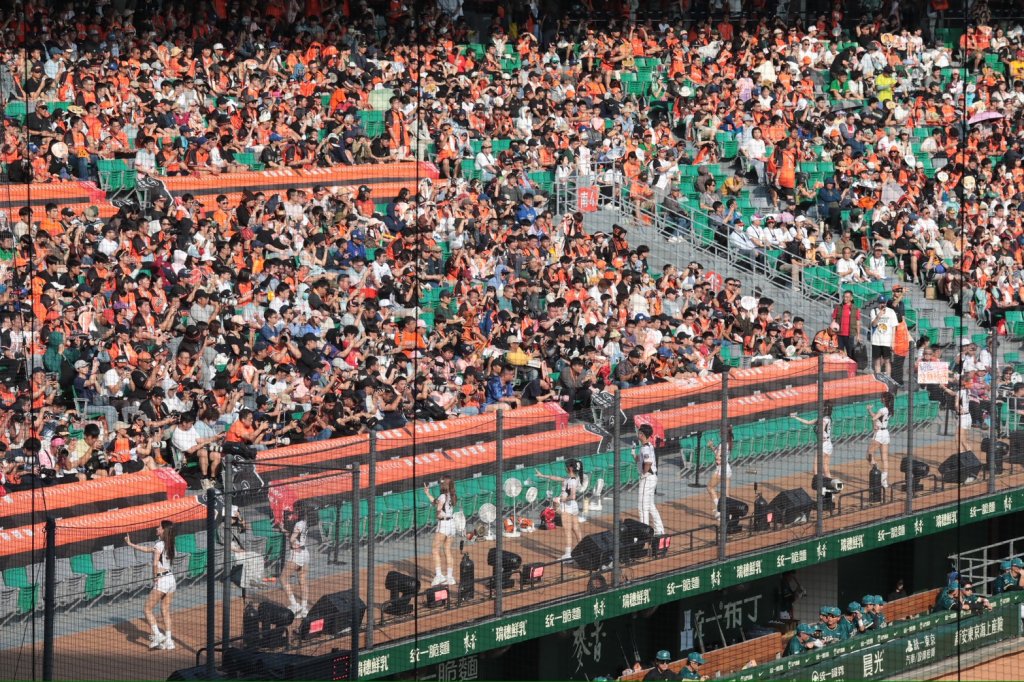 台南亞太主球場首戰破2.3萬人！賴清德坐觀眾席看球　統一獅3：1收首勝