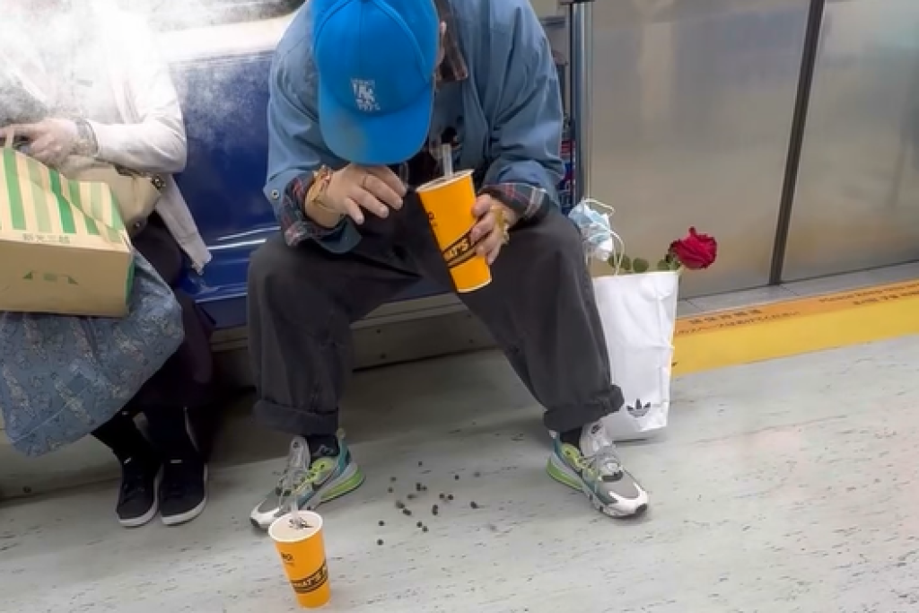影／太扯！長者搭捷運翹腳爽喝珍奶　下秒變豌豆射手「珍珠往地板吐」