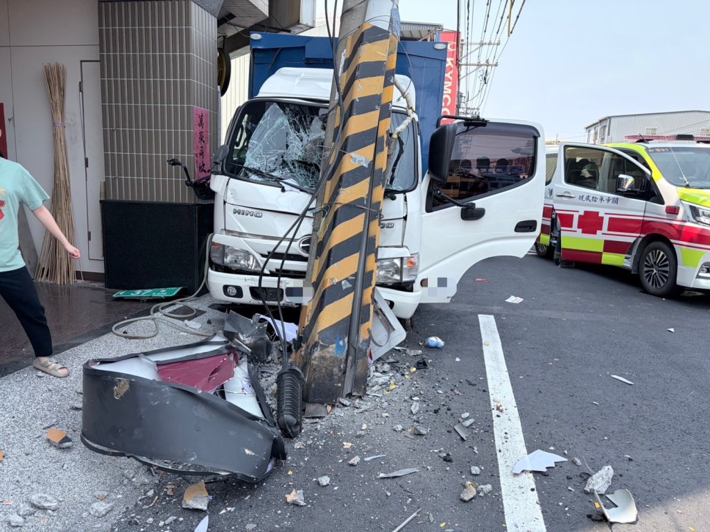 快訊／高雄嚴重車禍！小貨車不明原因撞電桿「駕駛OHCA」　周遭大停電