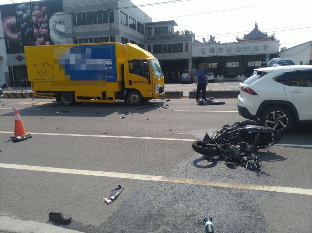 快訊／高雄一日3嚴重事故！2人死亡、1命危搶救中　20歲騎士撞物流車斷魂