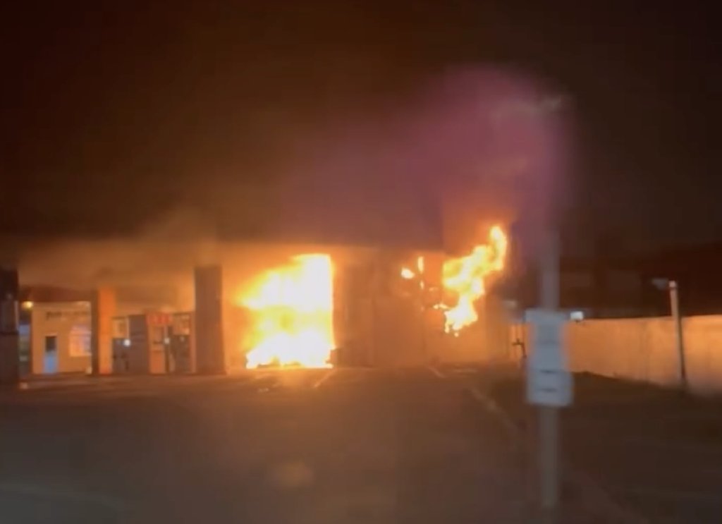 快訊／屏東加油站火警！火煙竄出「警消搶救中」