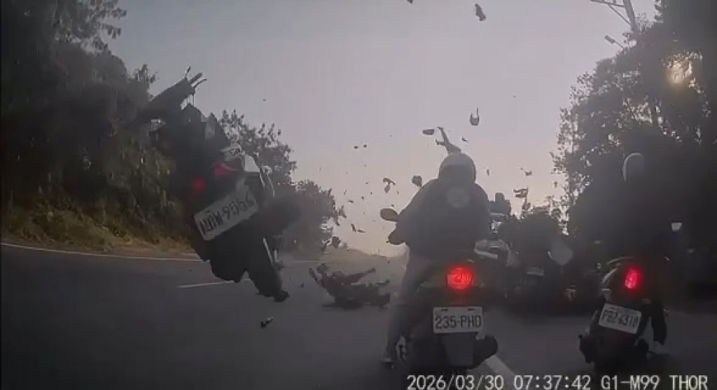 影／撞擊力驚人！台南女駕駛逆向「保齡球式」衝進機車群　騎士重摔在地1死多傷