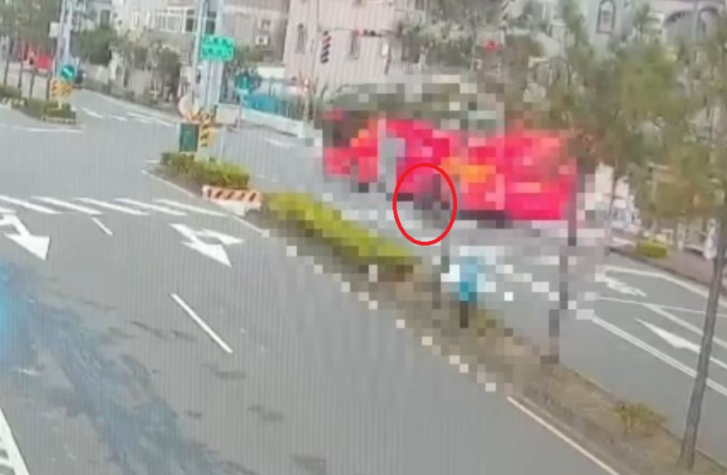 苗栗頭份遊覽車鬼切肇事！　直行機車被撞倒滑行騎士受傷