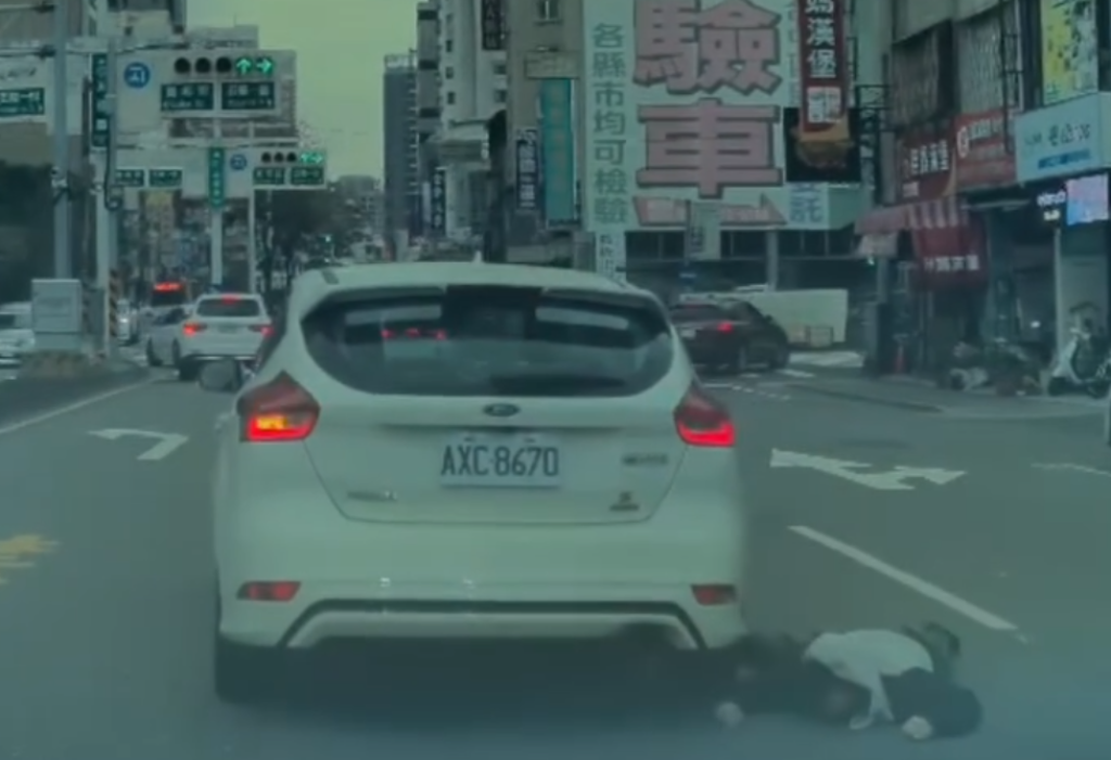 輾手臂畫面曝光！機車騎士撞車倒臥車道　再遭汽車輾過手臂