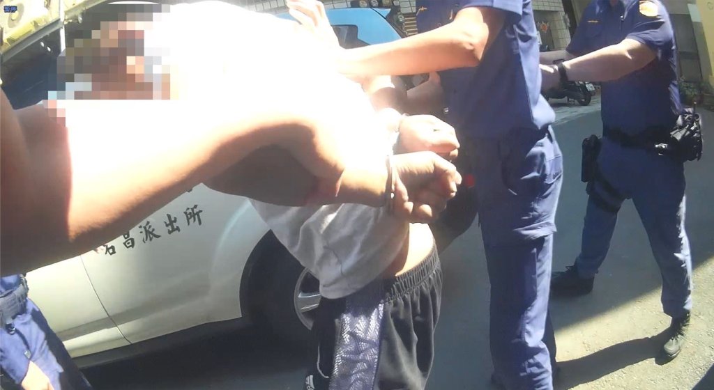 偷車還敢嗆警「試看麥」　楠梓男秒被上銬結局超展開