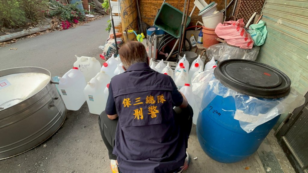 清明祭祀需求增！保三總隊破獲私酒工廠　攔截逾三千公升劣質米酒