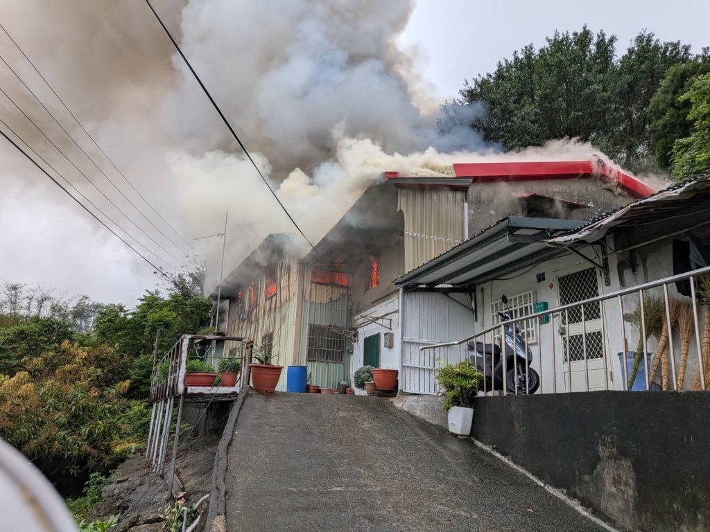 新竹鐵皮民宅火警現場傳出爆炸聲！　原因待查
