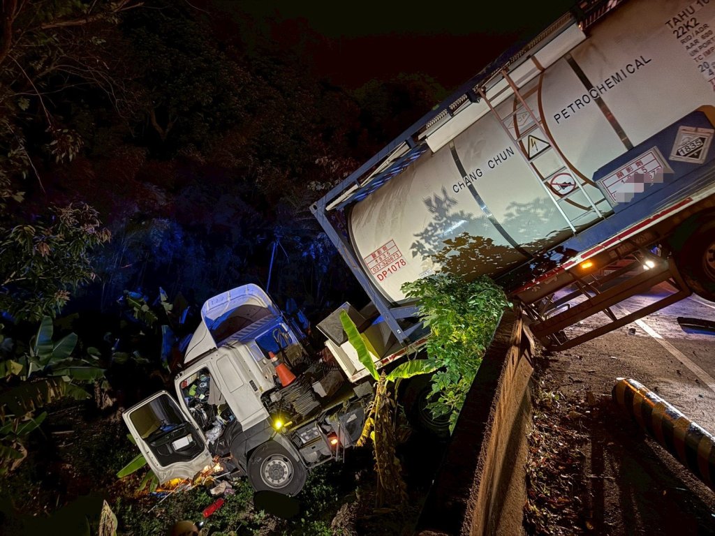 驚險！苗栗槽車撞護欄險墜落路邊　駕駛受傷送醫