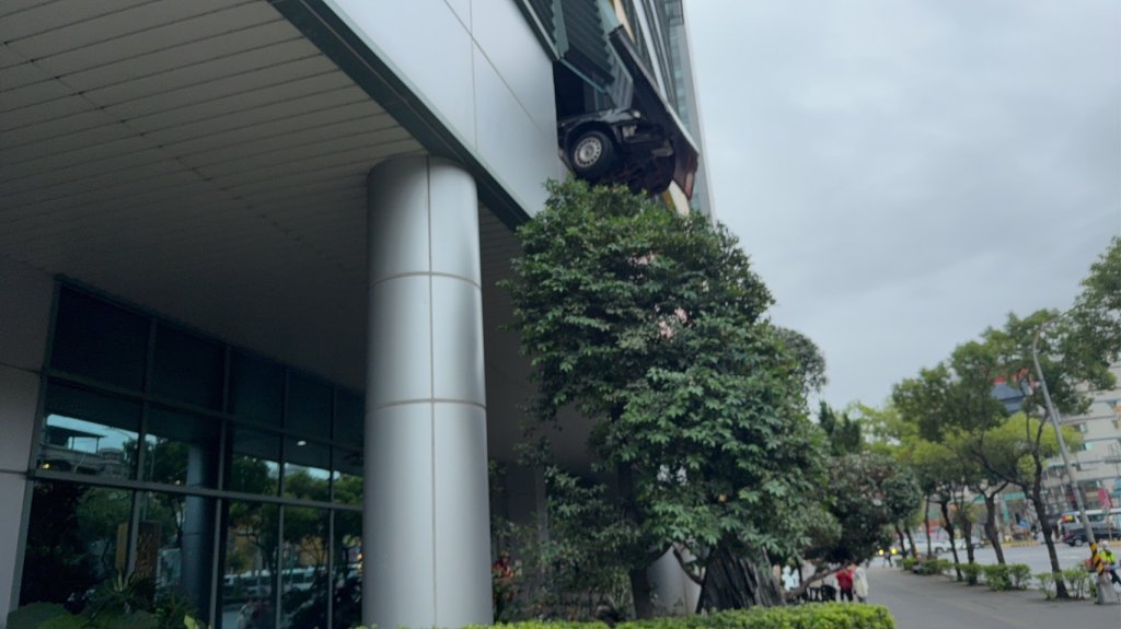 板橋8旬翁會車誤踩油門！轎車暴衝撞破台電大樓圍牆「半截懸空」