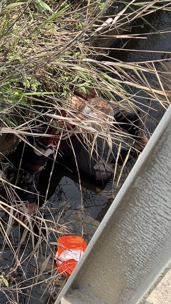 驚險！大甲93歲翁騎電動車掉落被雜草掩蓋水溝　民眾發現緊急救援