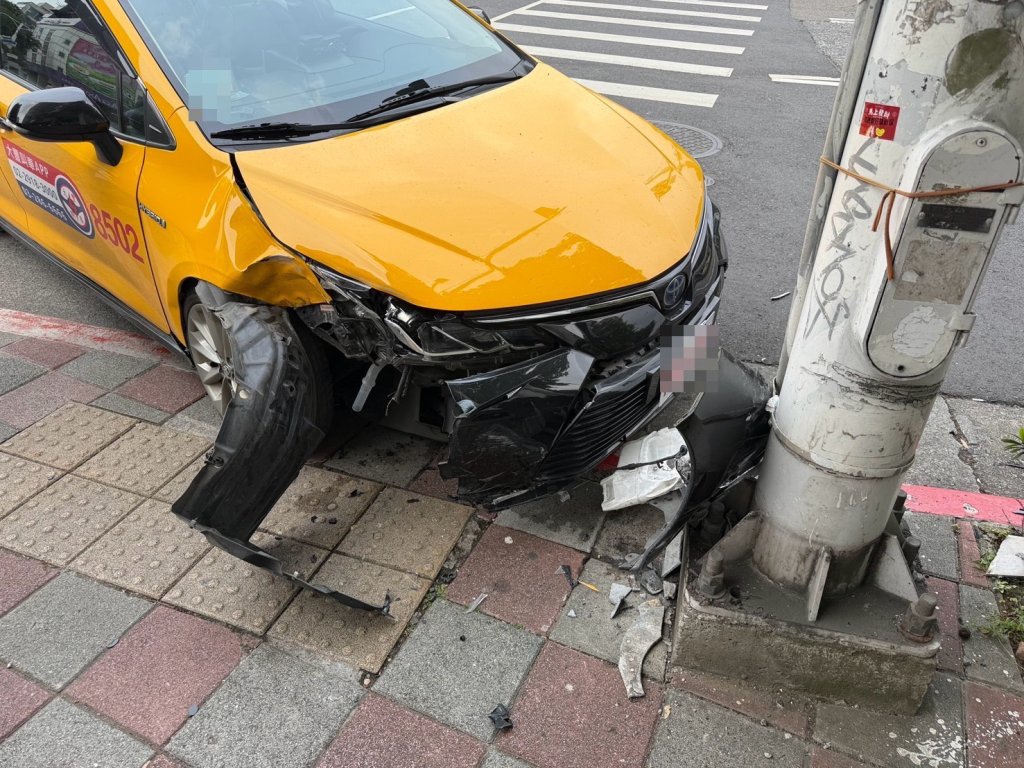 影/找門牌一分心釀禍！北市大安女駕駛衝上人行道　行人腳趾遭輾送醫