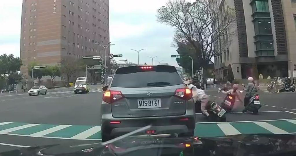 台中機車路口停讓救護車釀追撞！　兩名騎士受傷