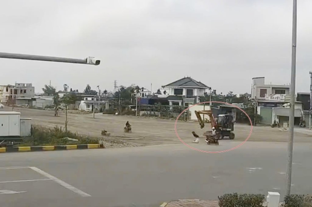 影／越南工安慘劇！挖土機拉電纜橫越道路　騎士「割喉式」撞上噴飛重摔亡