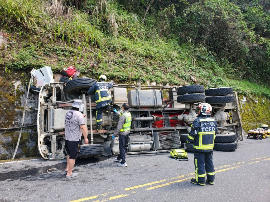 台8線預拌混凝土車翻覆！　駕駛受傷送醫