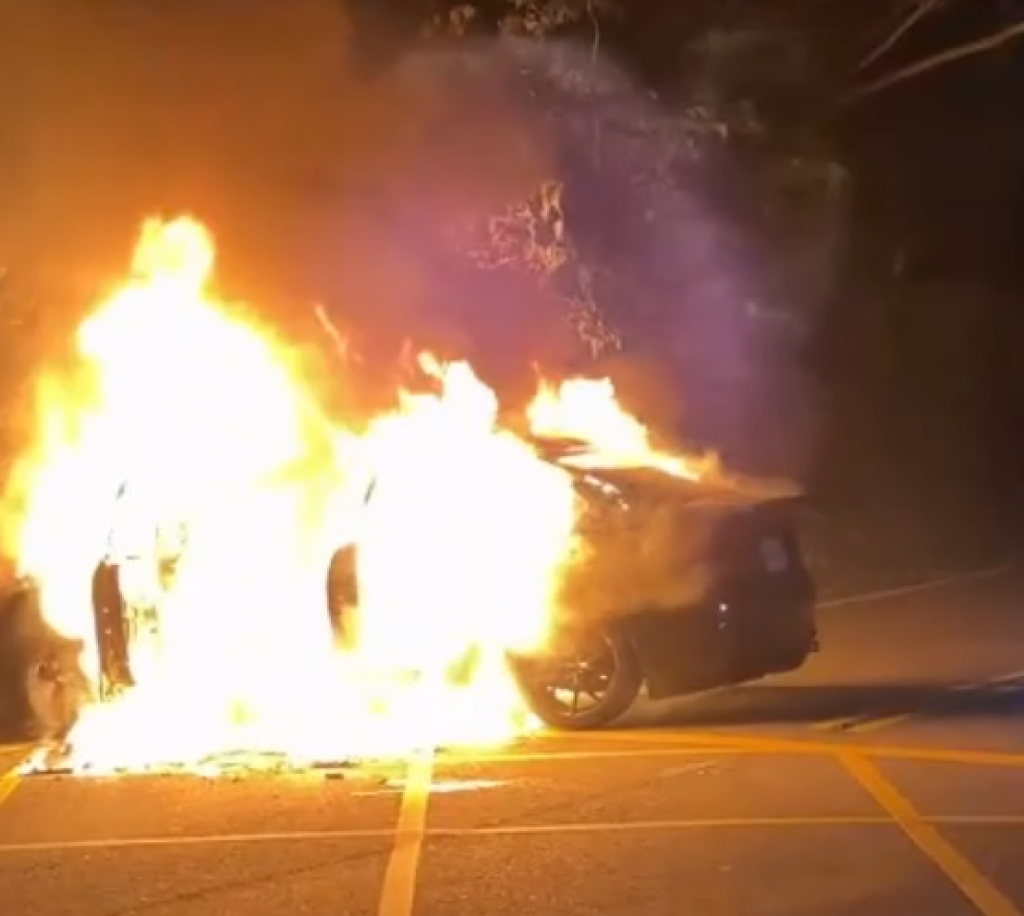 桃園自小客過彎打滑自撞燈桿起火！ 　駕駛受傷警消馳援送醫