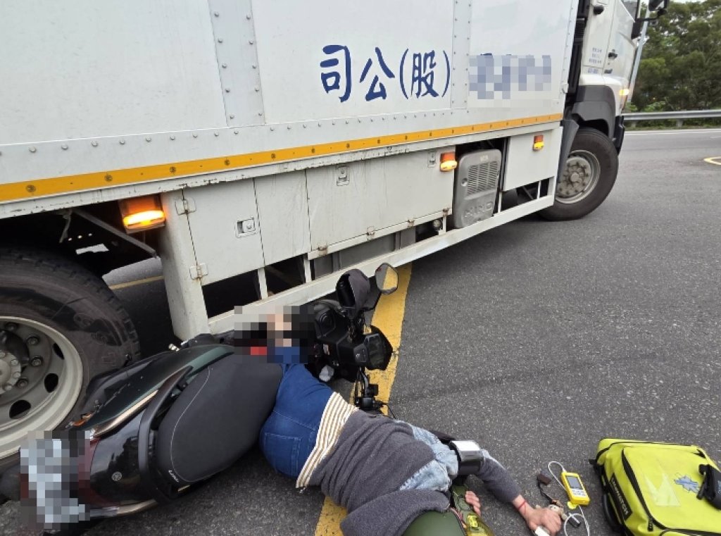 苗栗婦人騎車被貨車撞倒受困車底！　消防隊員救出雙腿骨折送醫