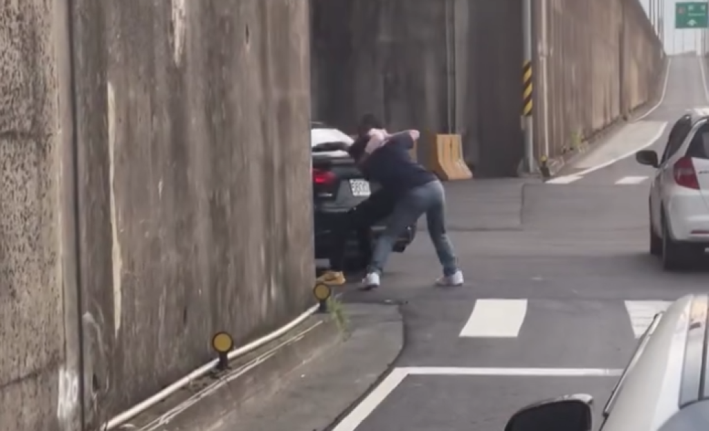  影／大街上演格鬥賽！2駕駛開打「車沒拉手煞先跑了」　急追停下掏出球棒返回再戰