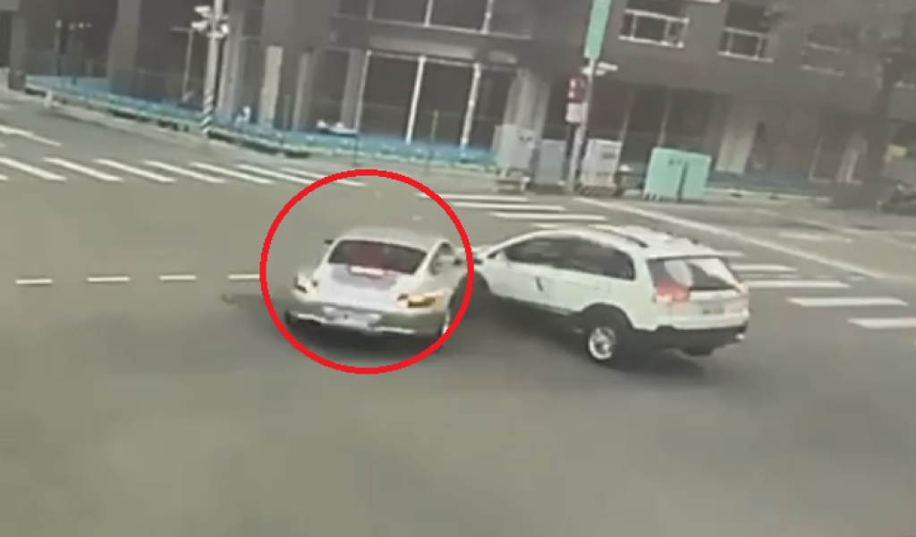  台中保時捷闖紅燈PK三菱休旅車！　路口旋轉270度車頭撞爛