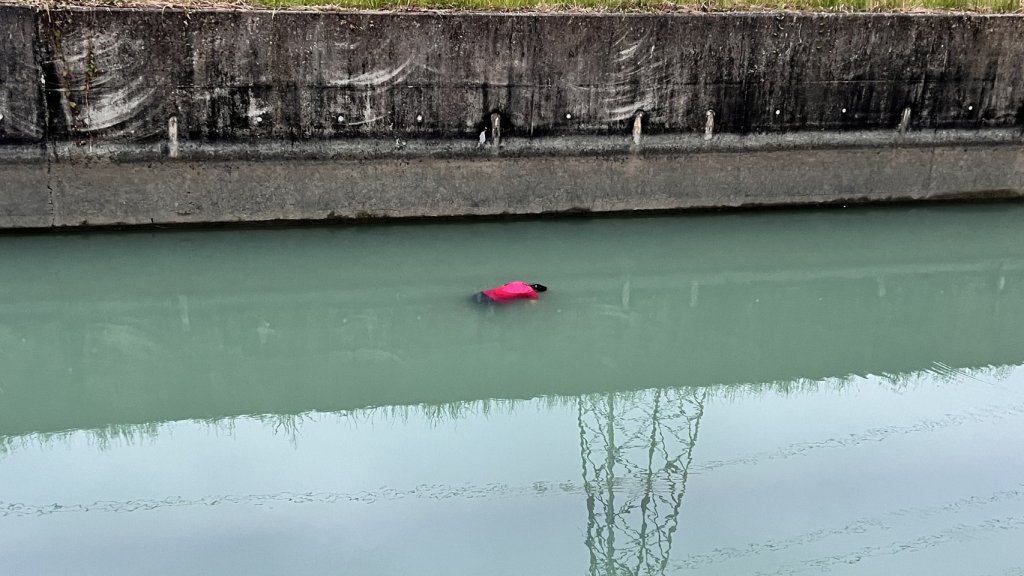 台南嘉南大圳飄紅衣女！民眾嚇壞　搜救吊起已死亡