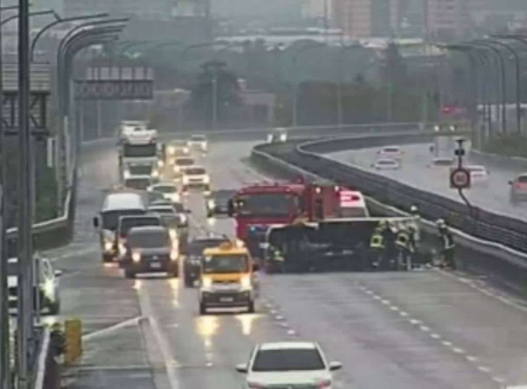  台74線自小客車貨車相貨車翻覆！　兩人受傷送醫