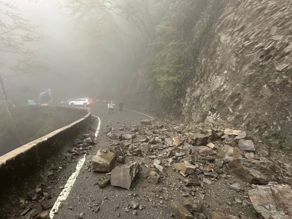 大雪山林道大面積落石坍方交通中斷　工作人員清除中