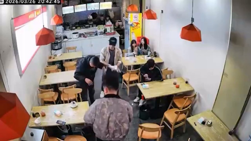 影／湯匙一舀竟爆開！陸小吃店雞蛋突「炸裂」　顧客臉部遭滾燙湯汁噴滿臉