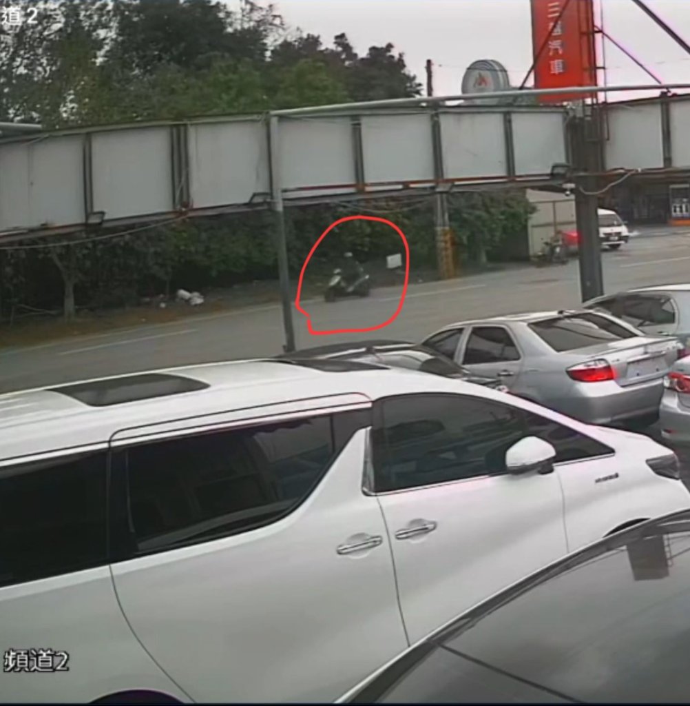 影／外送員遭輾斃慘死！突倒下「比中指or求救」引熱議　提供監視器的店家回應了