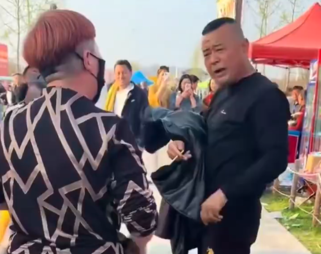 影／大型翻車現場！陸51歲男趁妻去廁所「上台相親2女」　正宮現身爆肢體衝突全場傻眼