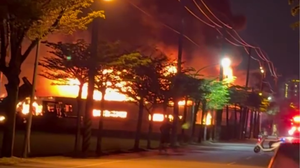 新／宜蘭五結鋁窗工廠火警！惡火全面燃燒陷入火海　警消射水搶救