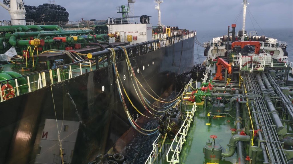 外籍船舶海上駁油　海巡強勢攔查登檢蒐證