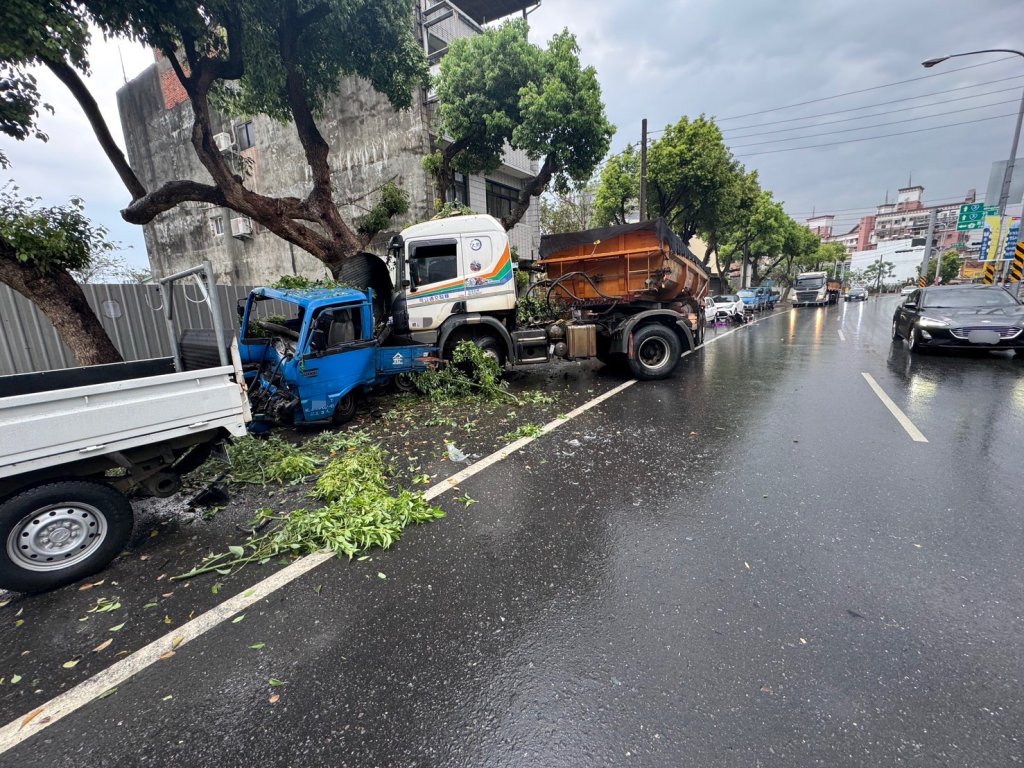 南投砂石車肇事！　撞7車致機車女騎士骨折  