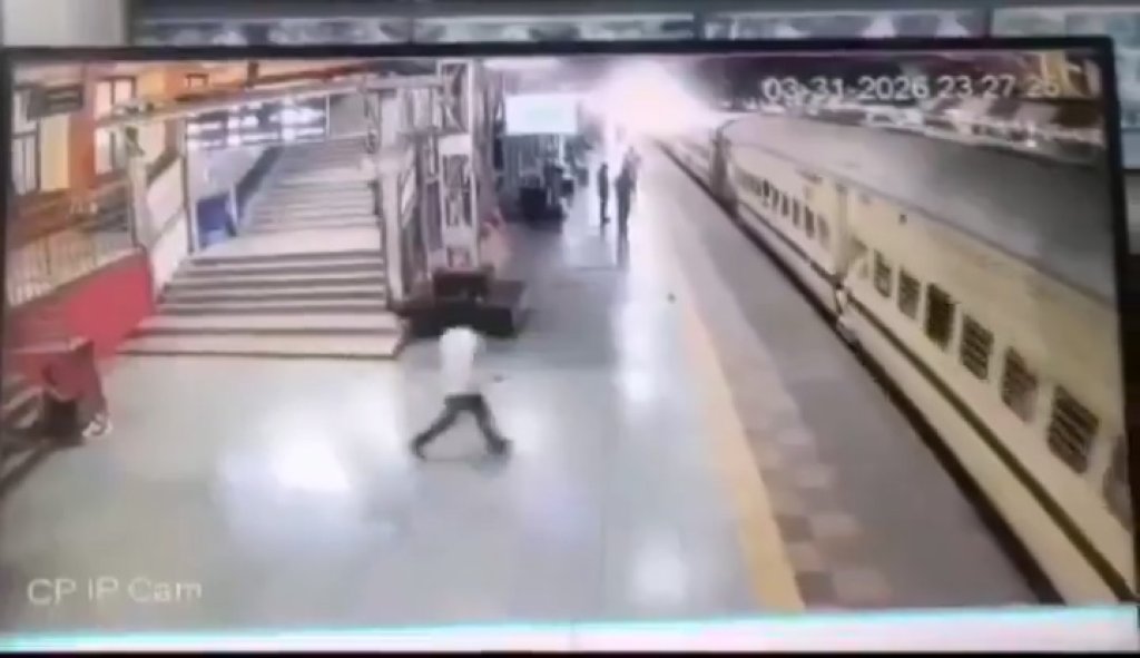 影／印度男趕火車出事了！沒跳準「撞上車廂」摔落　卡月台列車間翻滾重傷