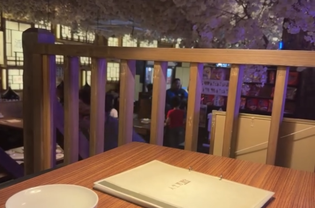 影／丟臉丟到沖繩！台灣遊客吵架「摔椅砸杯」打到店外　驚動日本警察到場