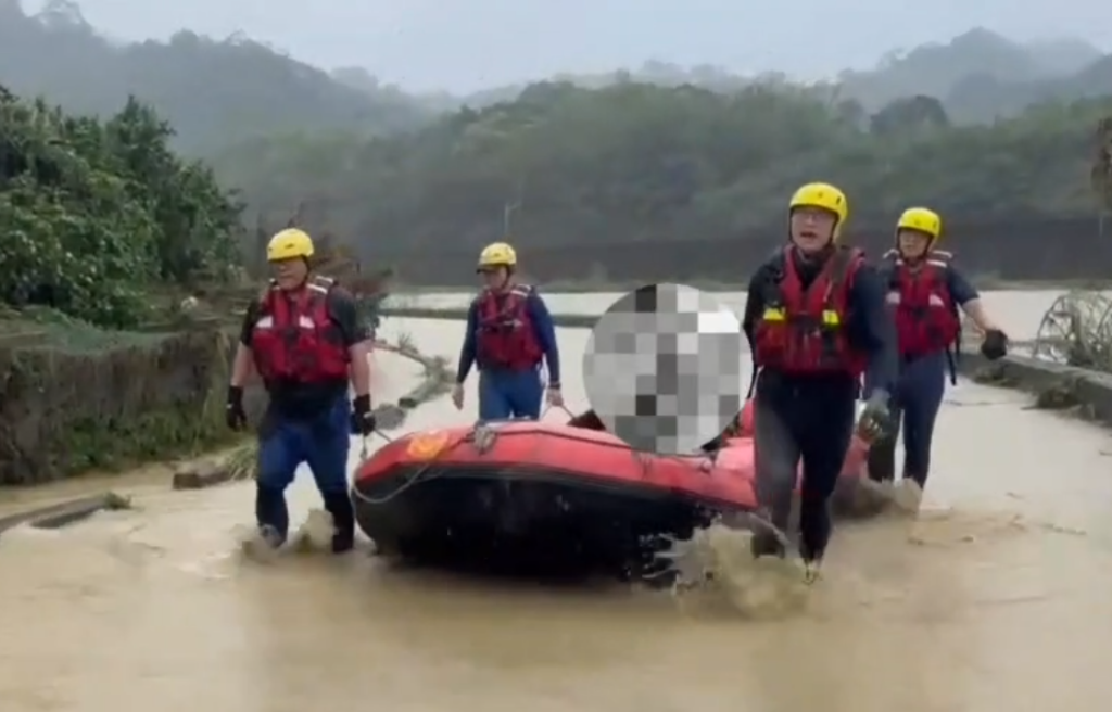 苗栗頭份淹水80歲老翁受困！　消防隊員橡皮艇救出