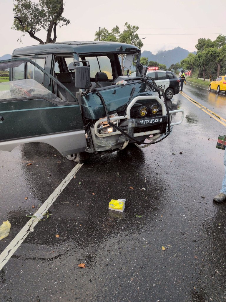 台東休旅車自撞一人拋飛車外一人夾車內！ 警消「與死神拔河搶命」