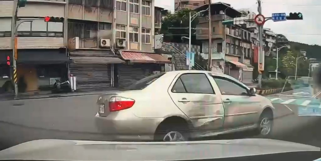 影／左轉燈號還沒亮！基隆男貿然迴轉　猛撞直行車噴飛5公尺