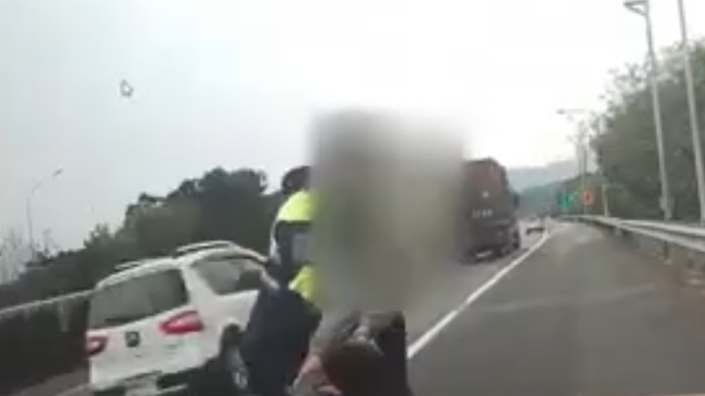 險象環生！9歲童國道3號逆向行走與大貨車擦身而過　國道6隊勇警抱上車護送回家