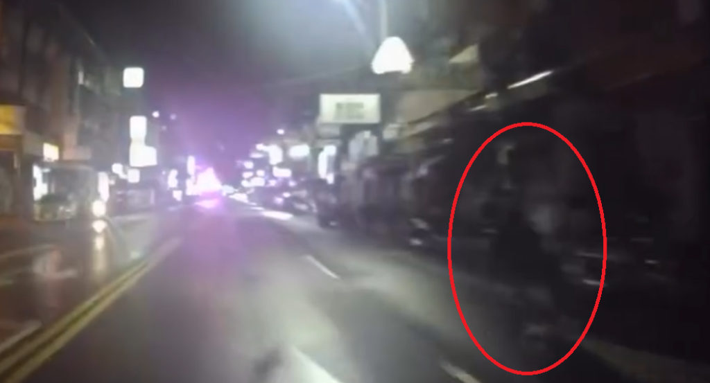 招誰惹誰！深夜開車醉漢路旁衝出砸車　車主嘆：「真的是很衰！」