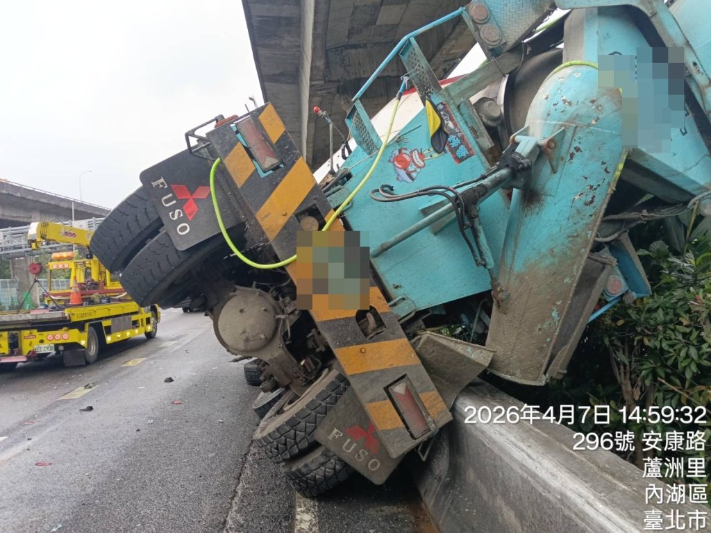 國道1號北向內湖路段事故！　小貨車駕駛失去意識水泥車翻覆車流回堵
