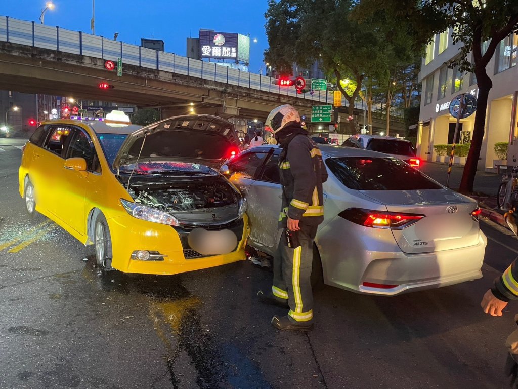 影／開到斷片？小黃轉彎失控衝撞對向3車釀2傷　運將：不記得發生什麼事