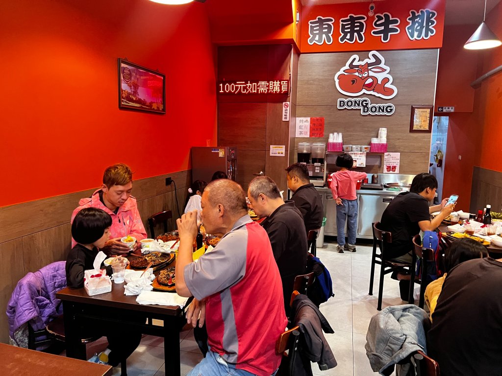 兒童節前最暖一餐！東東牛排熱門時段做公益　弱勢童吃牛排笑開懷