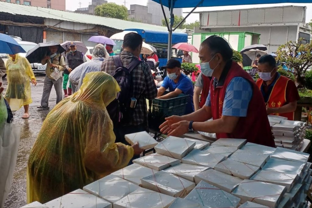 「熱的，真好…」阿伯一句話逼哭全場！ 普聖宮送便當畫面曝光