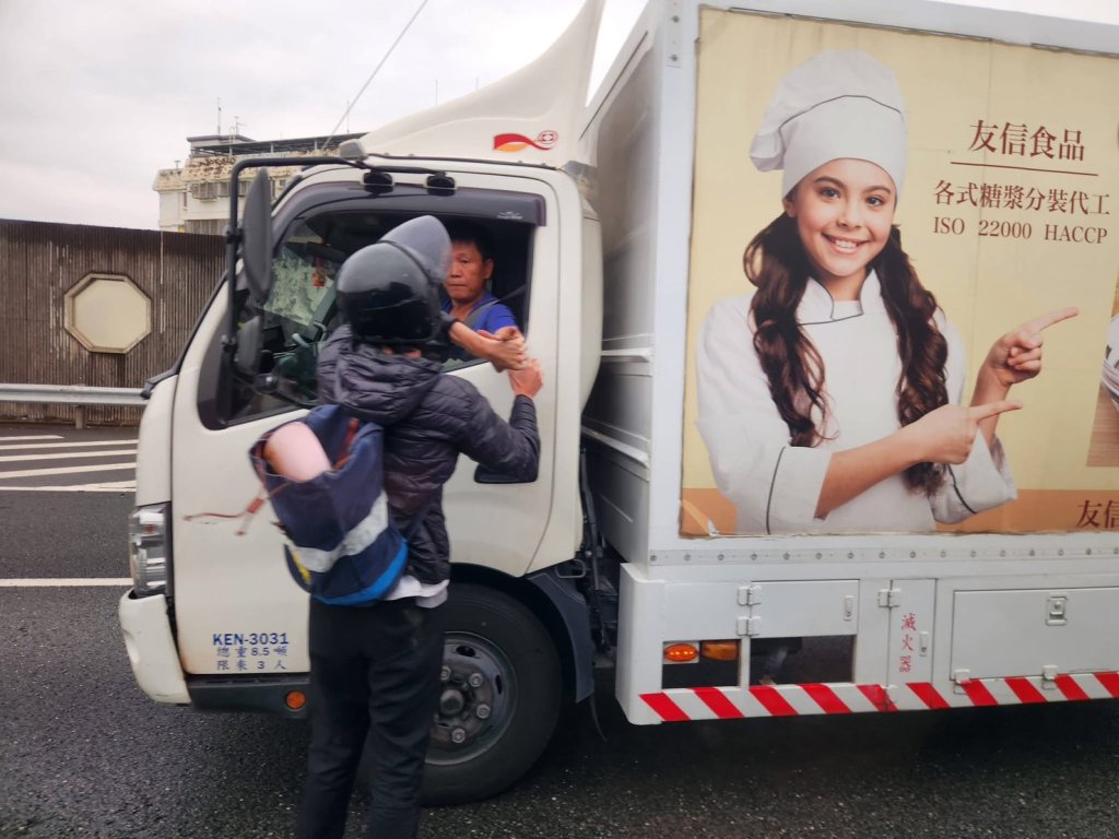 影／玩命關頭機車版！騎士逆向騎國道鑽車縫　停路中央「爬小貨車門」跟駕駛吵架