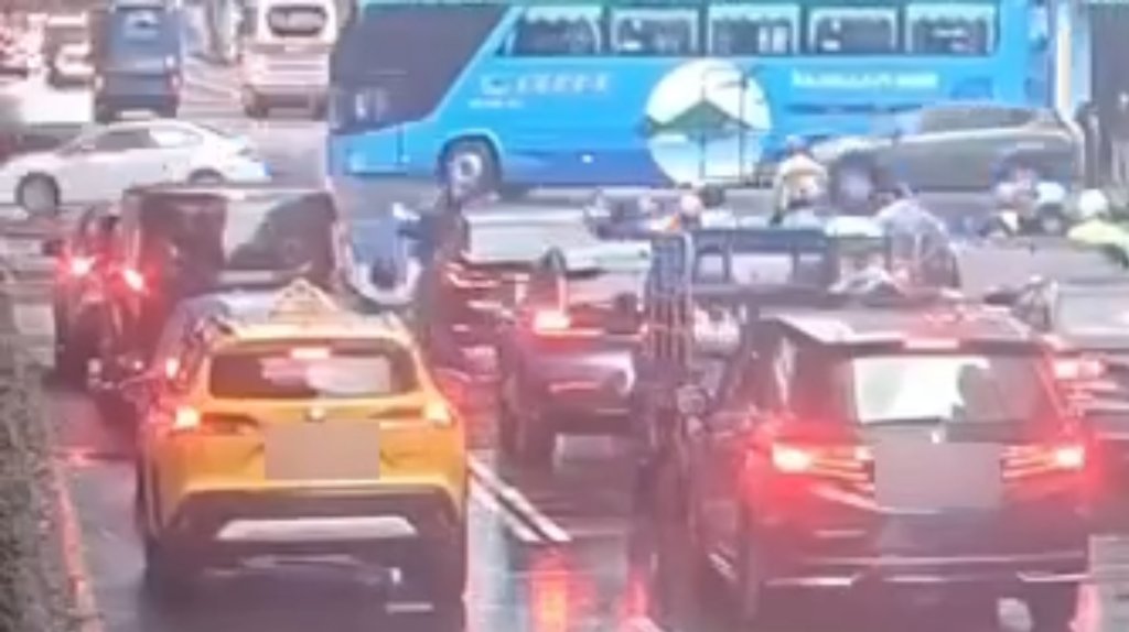 影／停紅燈誤踩油門！北市多元計程車暴衝連撞5機車