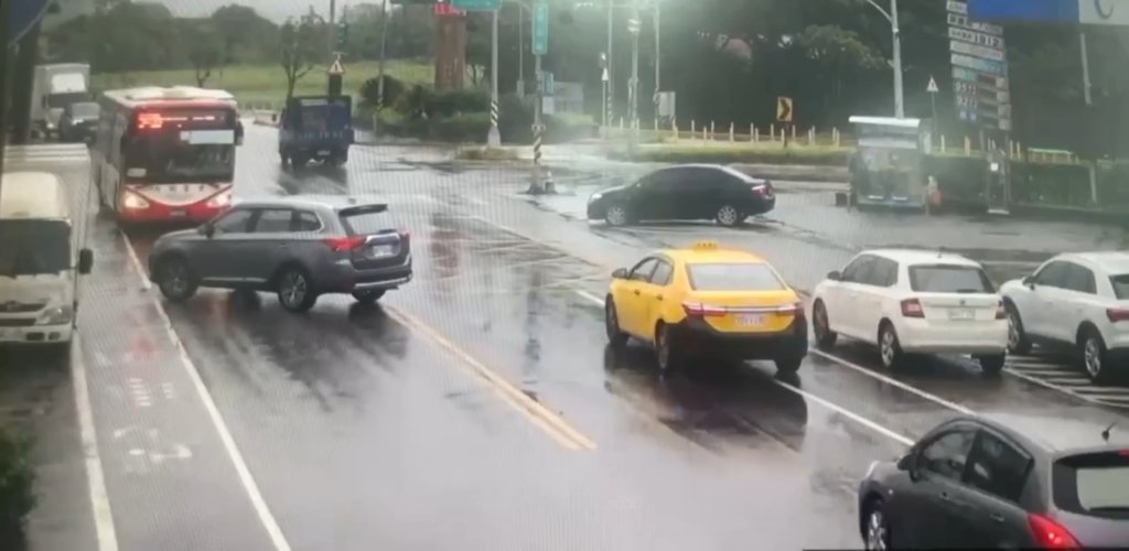影／桃園6旬翁開三菱休旅車跨雙黃線左轉　「頭過尾沒過」遭公車擦撞