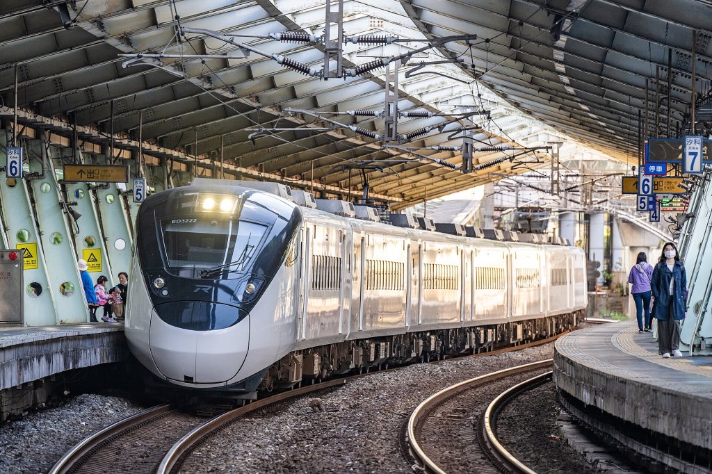 坐火車變「被蟲咬」？台鐵自強號驚見蝨子　旅客崩潰：爬進衣服裡